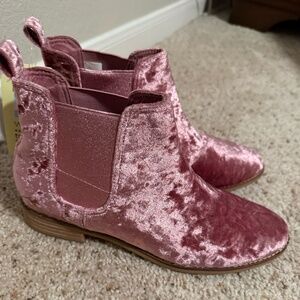 Toms Pink Crushed Velvet Ankle Booties, Size 9.5, NWT